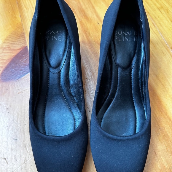 Donald Pliner Fabric/Patent Pump with 2.25" heel - Picture 6 of 8